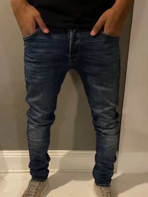 J&J Slim fit jeans - Jack & Jones Slim fit jeans | Modell: Slim/Glenn. Strlk: 31/32. Skick 9/10. Använda men vid få tillfällen och är fortfarande i väldigt bra skick. Inga defekter.