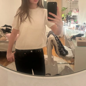 Vit stickad tröja från Gina Tricot - Säljer en enkel och stilren vit stickad tröja från Gina Tricot. Tröjan har korta ärmar, rund halsringning och är i ett mjukt, fluffigt material. Perfekt till både jeans och kjol för en clean look. Storleken är 158/164 vilket skulle motsvara xxs/xs enligt mig🤗