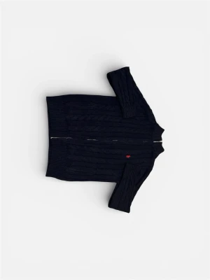 Svart kabelstickad kofta från Polo Ralph Lauren - Svart kabelstickad kofta från Polo Ralph Lauren med röd broderad logga på bröstet. Koftan har långärmad design, ribbade muddar och krage samt dragkedja framtill. Perfekt för dig som gillar klassisk stil med en modern touch. Det står M på tröjan men den har krympt lite så den är som S 