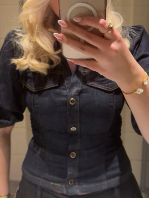 Zara topp - Jättefin jeans topp från Zara! Endast använd en gång 💓💓💓💓