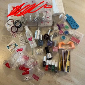 Massa nagel saker  - Säljer massa med nagel saker t.ex tippar, nagellack, glitter, mallar och mycket mer. (Gelerna är inte mycket kvar i men räcker till övningsnaglar) Skriv för om du har frågor, saker kan köpas separat. Ny pris ca 1700kr, priset är utifrån vad produkterna kostar som ny och beroende på hur mycket de är kvar i produkterna. ALLA TIPPAR I LÅDOR E SÅLDA 