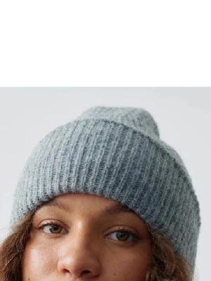 Grå ribbad mössa - Superfin varm bekväm mössa köpt för 179,95kr från Gina Tricot. Passar perfekt, ser ut som på bilden och har endast testat den en gång, men säljer då jag har en ungefär likadan mössa. Skriv till mig om du vill ha fler bilder utav mössan 💗