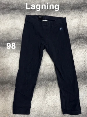 Svarta leggings från Polarn O. Pyret - Mörka svarta leggings från Polarn O. Pyret med enkel design och liten logolapp framtill. 🌸 En lagning. Storlek 98