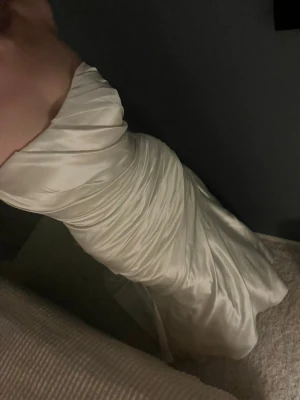 Justin Alexander brudklänning – modell 3622 (USA 8) - Säljer en stilren och elegant brudklänning från Justin Alexander, modell 3622 (Sincerity Bridal).  Färg: Alabaster Storlek: USA 8 (motsvarar ca EU 36/S)  Nypris: ca 15 000 kr  Klänningen är i mycket fint skick.  Perfekt för dig som vill ha en exklusiv designklänning till ett betydligt bättre pris.  Modellänk: https://justinalexander.com/sincerity-bridal/wedding-dresses/3622/  Hör gärna av dig vid frågor eller om du vill ha fler bilder 💍