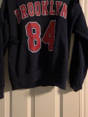 Tröja med hål ifrån Gina - Enkel stilig tröja perfekt med jeans för en slapp dag