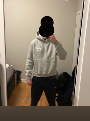 Bvaldi Hoodie Lightgrey - Säljer denna stilrena och snygga hoodie från Bvaldi då den blivit för liten för mig. Använd sparsamt och inga tecken på användning. Hoodien är helt slutsåld för tillfället. Köpt för 1100kr på Bvaldis hemsida. Priset inte hugget i sten.