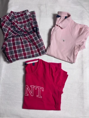 Rosa GANT t-shirt i bomull, S - Snygg rosa t-shirt från GANT i mjuk bomull. Klassisk modell med rund hals och stort GANT-tryck framtill. Perfekt till jeans eller shorts för en chill look. Pike tröja rosa GANT Storlek S. Skjorta Bondelid med snörning i bak