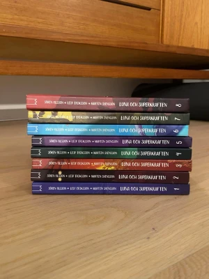 Luna och superkraften (1-8) - Följ Luna på spännande äventyr där hon upptäcker sina superkrafter! Perfekt för unga som gillar action, vänskap och mystik. Serien bjuder på färgstarka illustrationer och engagerande berättelser som fångar fantasin och inspirerar till mod och nyfikenhet. Pris kan diskuteras.