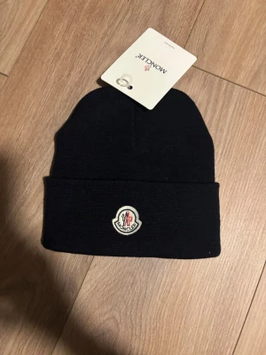 Moncler mössa mörkblå - Mörkblå Moncler mössa ny med tags