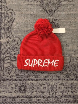 Supreme-New Era mössa - Säljer min supreme mössa, skriv vid frågor, priset är förhandlingsbart och kan skicka direkt efter köpet. Passar både män och kvinnor ☺