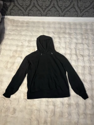 Hoodie  - Säljer en hoodie från H&M i storlek S, den är använd men i okej skick, den är lite nopprig 🥰
