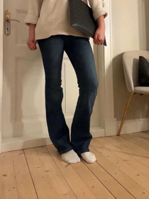 Blå bootcut jeans🥰 - Snygga Bootcut jeans ifrån Lindex! köpta för 600kr och säljer för 130kr👌🏾👌🏾Knappt använda så i nyskick💞 Storlek 36. Bara att skicka vid frågor! köp via plick, postar snabbt 💨📦 