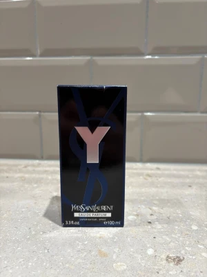 YSL Y Eau de Parfum 100ml - Stilren och modern parfym från Yves Saint Laurent. Eau de Parfum i stor flaska på 100 ml. Perfekt för dig som vill ha en ikonisk doft med exklusiv känsla och snygg design på flaskan.