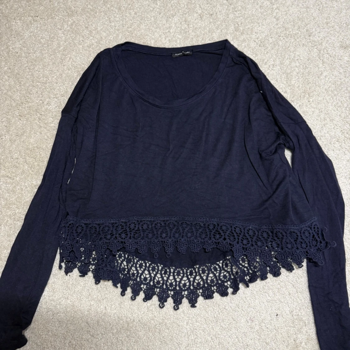 Mörkblå långärmad topp med spets