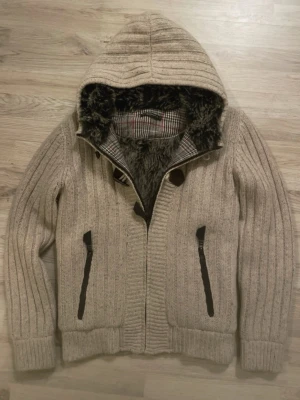 Päls fodrad stickad cardigan  - Otroligt snygg, varm och skön vit/beige pälsfodrad stickad cardigan i toppskick. Passar perfekt nu till kallare väder. Priset kan såklart diskuteras!