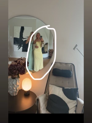 Gul balklänning  - Säljer en superfin gul axelbandslös långklänning!!Den är ifrån Peppermayo, köpt typ i Maj 2025.  Både bekväm och snygg!! Så fin till till exempel bal eller något liknande 🤍 Hör av dig ifall du är intresserad eller har frågpr💛