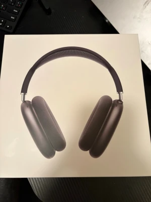 AirPods Max - Apple AirPods Max i svart färg, over-ear hörlurar med aktiv brusreducering och hög ljudkvalitet. Levereras med originalförpackning och skyddsfodral. Hörlurarna är i gott skick med endast mindre tecken på användning på öronkuddarna.