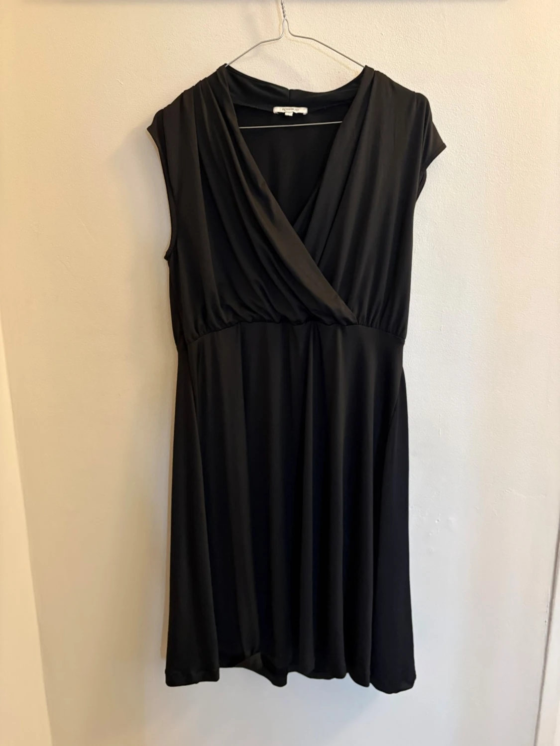 Svart omlottklänning från Rosebud