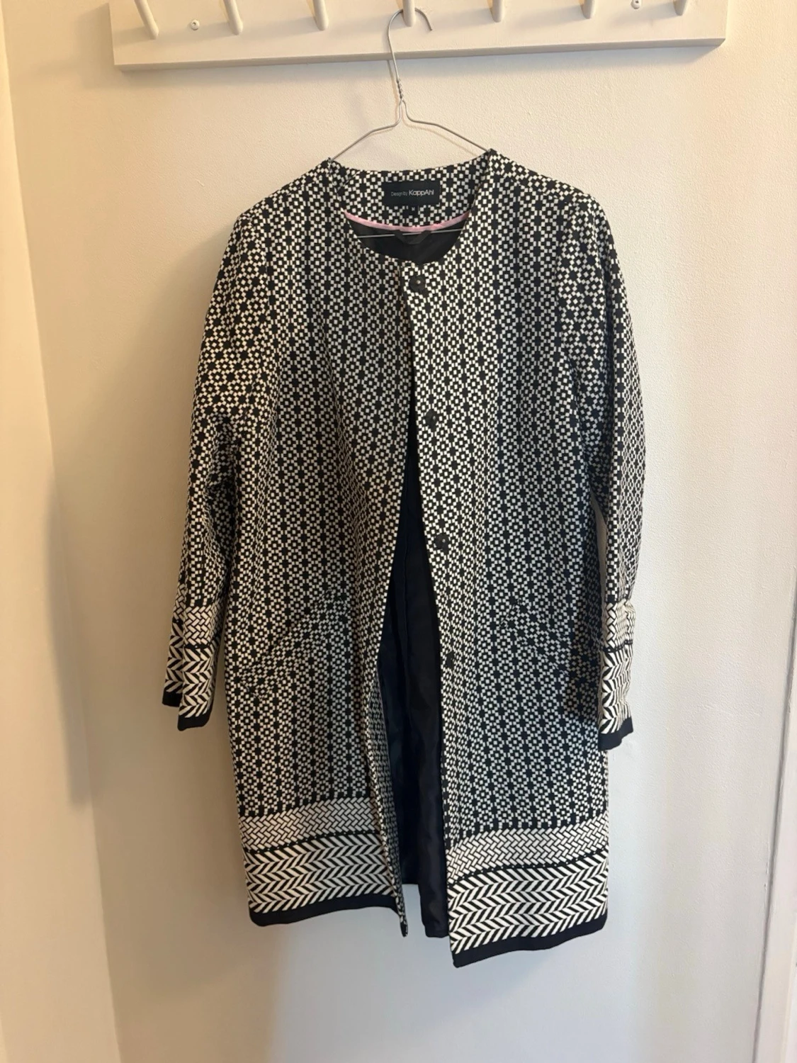 Svartvit mönstrad rock från KappAhl - 2