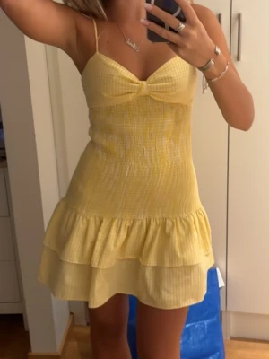 Gul rutig kortklänning med volang - Superfin gul och vit rutig kortklänning som man knyter i bak. Köp på Zara sommar 2024 och tror inte den säljs längre. 