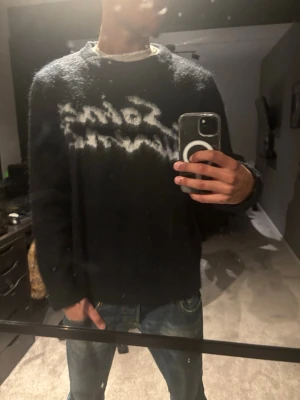 Svart Saint Laurent stickad tröja - Säljer en svart stickad tröja från Saint Laurent. Knappt använd och i mycket gott skick! Modellen är 176.