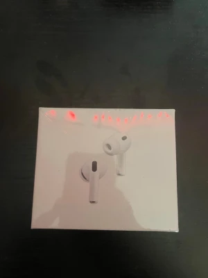 AirPods Pro 3 - Helt nya Apple AirPods Pro 3 i oöppnad originalförpackning. Trådlösa hörlurar med aktiv brusreducering, laddningsetui och fem olika storlekar på örontoppar. Kompatibla med USB-C, MagSafe och Qi-laddning. Perfekt för musik, samtal och träning.