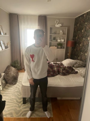 Vit stickad tröja från Ami Paris - Tja säljer en fet ami paris tröja! Den är stickad och i bra skick,  inga skador.  Om tröjan ser lite svart/mörk ut så är de för jag har en svart t-shirt under.  
