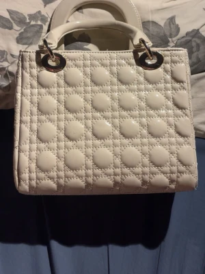 Beige quiltad handväska från vad jag tror är Dior - Jag fick väska som en tack present av en tjej med många märkesväskor hon sa att det var dior och jag väljer att tro på henne 