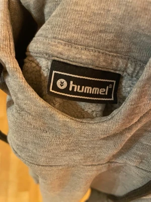 Hummel hoodie  - Storlek 164-170.har inga defekter.kan du ner i pris vid snabb affär.