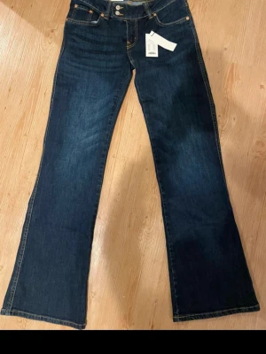 Lowwaist bootcut jeans - Helt nya Paris core-jeans från Lager 157, aldrig använda och med prislapp kvar. Trendig low waist-modell med stilren passform som ger en modern, Paris-inspirerad look. Perfekta att styla till både vardag och fest.