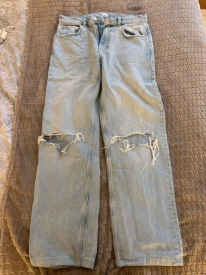 Straight jeans med hål - Snygga jeans från gina, inga skador! 