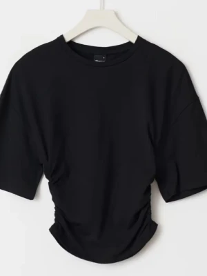 Svart topp från Gina tricot  - Fin t-shirt med vida ärmar och lite tajtare runt midjan/ magen. Tidigare från Gina Tricot och nypris 259, aldrig använd då den va lite för liten 💗