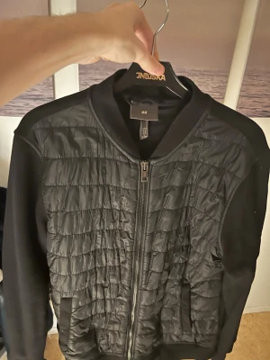 Vårjacka från HM - Säljer en svart bomberjacka från H&M i storlek M. Jackan har quiltad framsida i blankt material och släta svarta ärmar. Använd ett par gånger men inget man märker. Använder inte den längre så säljer den vidare till någon annan. Mitt pris 199kr. Kontakta mig om du har frågor.