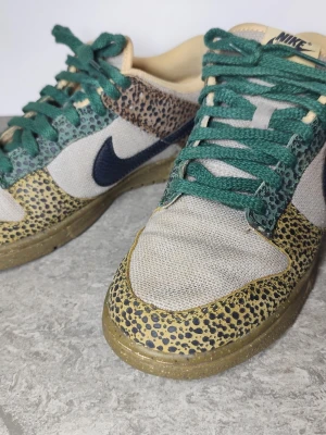 Nike Dunk Low “Golden Moss” – Safari – Size 42.5 - Mycket bra skick – normalt slitage. Inga hål eller sprickor, sulorna har bra grep och överdelen är i fint skick. Beige canvas, safari-mönstrade overlays och gröna snören. Storlek EU 42.5 Skickas väl paketerade. Open to offers.