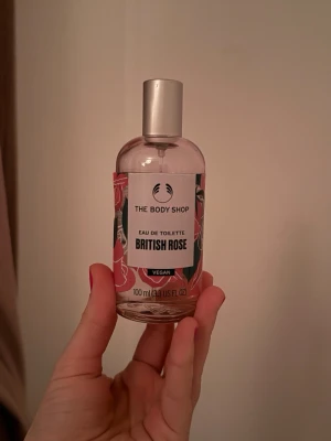 The Body Shop British Rose Eau de Toilette - Fräsch och blommig doft från The Body Shop. British Rose Eau de Toilette är vegansk och kommer i en 100 ml flaska av återvunnet glas. Perfekt för dig som vill ha en lätt och modern touch i vardagen. Ungefär 80% kvar av produkten! 