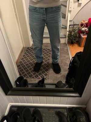 Ljusblå jeans från boohooMAN, strl 32 - Säljer ett par ljusblå jeans från boohooMAN i storlek 32. Klassisk femficksmodell med normal passform och raka ben. Jeansen har en snygg tvättad look och är tillverkade i mjukt bomullsjeans-tyg. Perfekta till sneakers och hoodie.