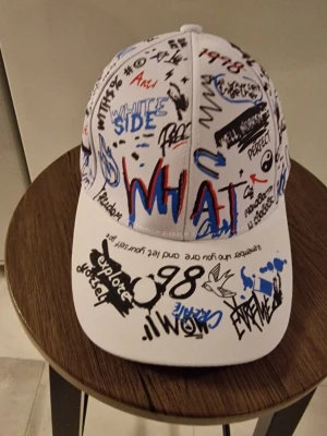 Baseball keps unisex - Baseball keps unisex. Graffiti-tryck Hip-Hop. Blå/vit. Höjd 11 cm. Omfång 56- 60 cm. Fram 7 cm. 100% polyester. Handtvättbar. Perfekt som present.