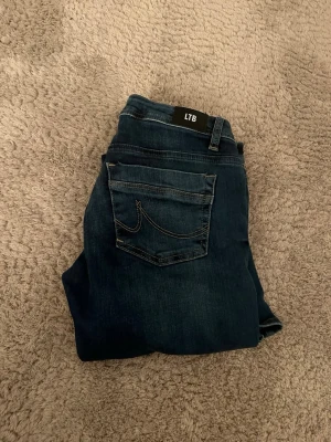 Ltb jeans💞💞 - Säljer dessa supersnygga blåa ltb jeansen!!💞 använda 1 gång så typ helt nya🥹🥰 storlek 25/30, modell valerie och köpta för ca 600kr!!