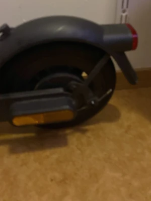 El scooter navee - En fin scooter som funkar perfekt batteriet funkar bra den går 20 km men är till dem som är lite yngre i åldern till exempel 11 år 13 år 12 år måste laddas ungefär 6 timmar och används i 3 timmars skriv bara till mig om ni vill köpa