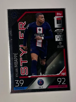 Match attax Mbappe 2023 - Match attax fotbollskort från Nike med Paris Saint-Germain-logga och Qatar-sponsor på bröstet. Perfekt för dig som älskar fotboll.