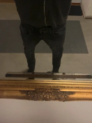 Svarta skinny jeans med slitningar - Säljer ett par svarta skinny jeans med snygga slitningar:)✌🏼😇