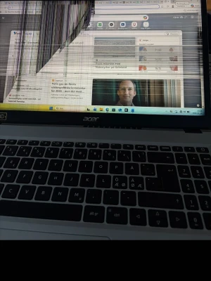 Acer bärbar dator med defekt skärm - Laptop åkt i golvet, därav alla streck.Acer laptop med svart tangentbord och silverfärgad ram. Skärmen är 15 tum och har en klassisk design med tydliga tangenter och numerisk del. Perfekt för studier eller vardagsanvändning. Operativsystemet är Windows.
