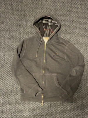 Burberry kofta  - Burberry kofta i mörkgrå lite använd men funkar fortfarande skicka in gärna prisförslag 