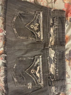 UNIK MISS ME KJOL - ÄLSKAR denna kjol men tyvärr använder jag ej den. Aldrig sätt denna modell säljas så den är väldigt unik, köpt vintage för några år sedan. Vill inte sälja men hoppas någon annan kan få användning för den mer än jag🙏(storlek W.30 , S skulle jag säga. Lågmidjad så midjan är 82cm. Och längd 29cm