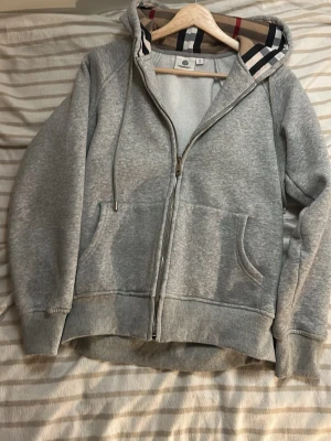 B hoodie utan logga  - B hoodie utan logga på bröstet passar xs om man är runt 170 lågt pris pga liksom kopian