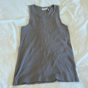 weekday grått bomull linne - Bra skick⭐️storlek M, längd: 63 cm, bröstvidd: 40cm