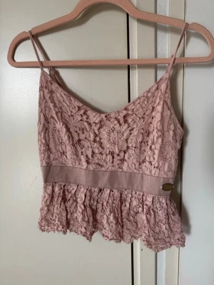 Chiara Forthi topp stl M - Ljusrosa topp från Chiara Forthi med fint brodyrmönster i stl M. Toppen är använd men väl omhändertagen utan skador / defekter / fläckar. Vill påpeka att den är ganska kort, sträcker sig ungefär till övre delen av höftbenet.