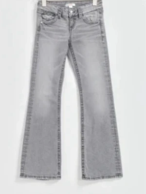 Grå bootcut jeans med utsvängda ben - Snygga grå jeans med bootcut-modell och utsvängda ben. Storlek 158