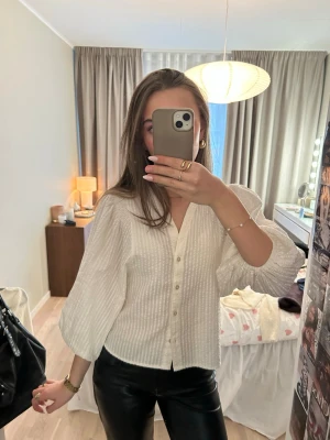 Vit blus med puffärm och knappar - Jag säljer den populära och slutsålda Lindex blusen! Helt i ny skick !!💞 skriv vid frågor 💞