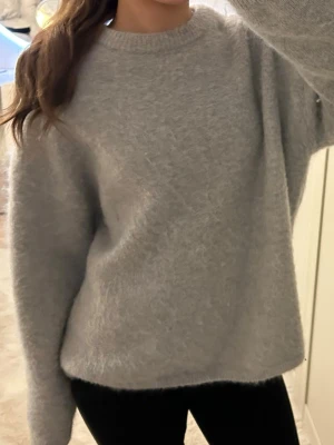 Mohair Stickad Tröja från H&M - Sååå fin stickad mohair tröja från H&Ms premium kollektion. Väldigt bra skick!!🤍